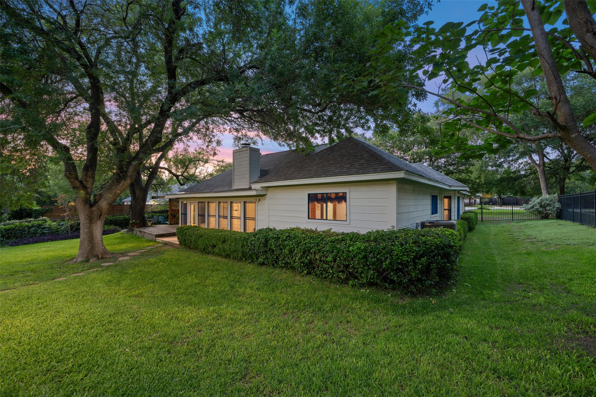 713 Mountain View Dr, San Marcos, TX 78666