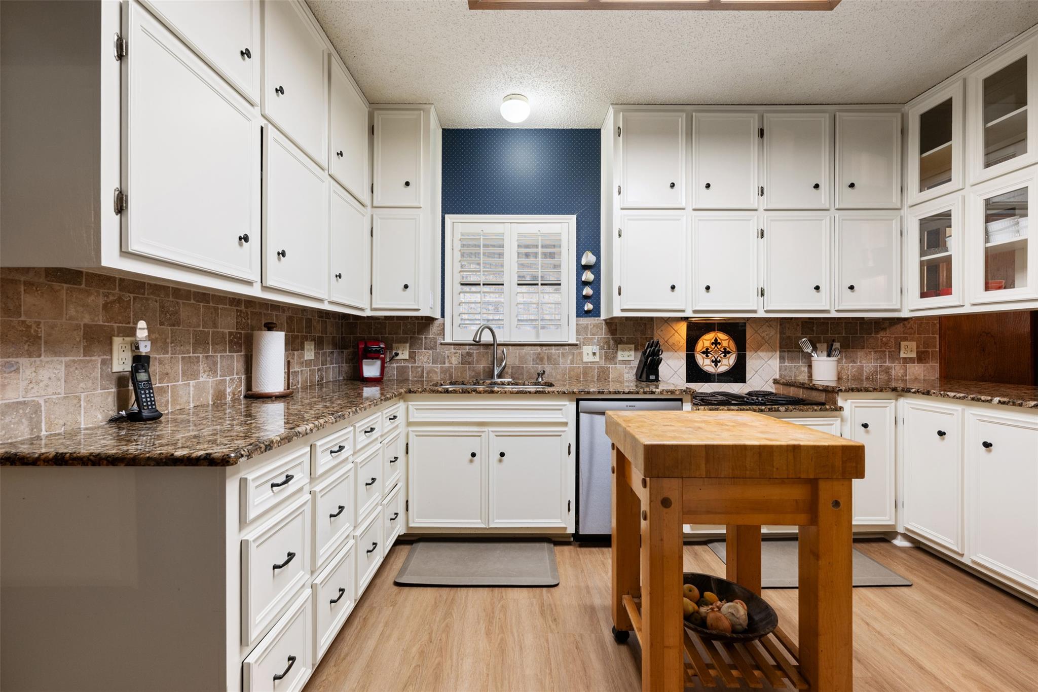 713 Mountain View Dr, San Marcos, TX 78666