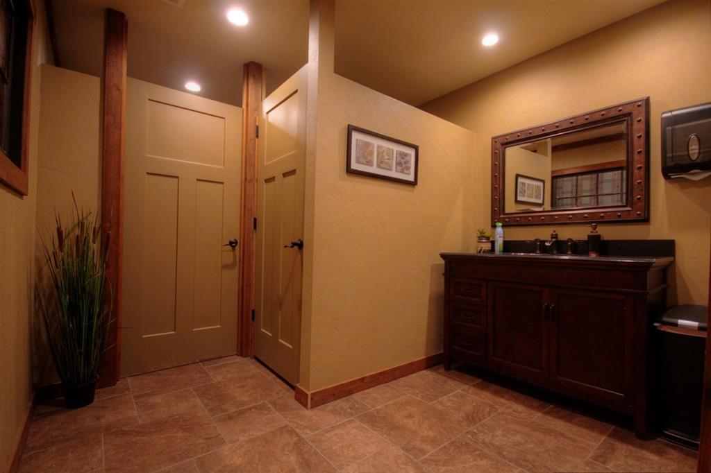 107 E Grayson St, Llano, TX 78643