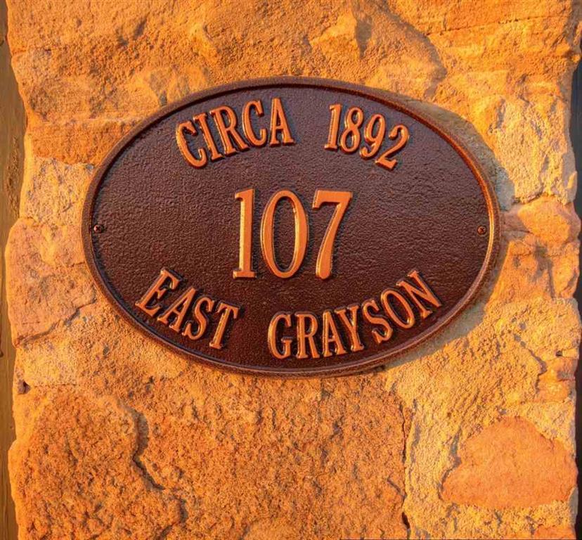 107 E Grayson St, Llano, TX 78643