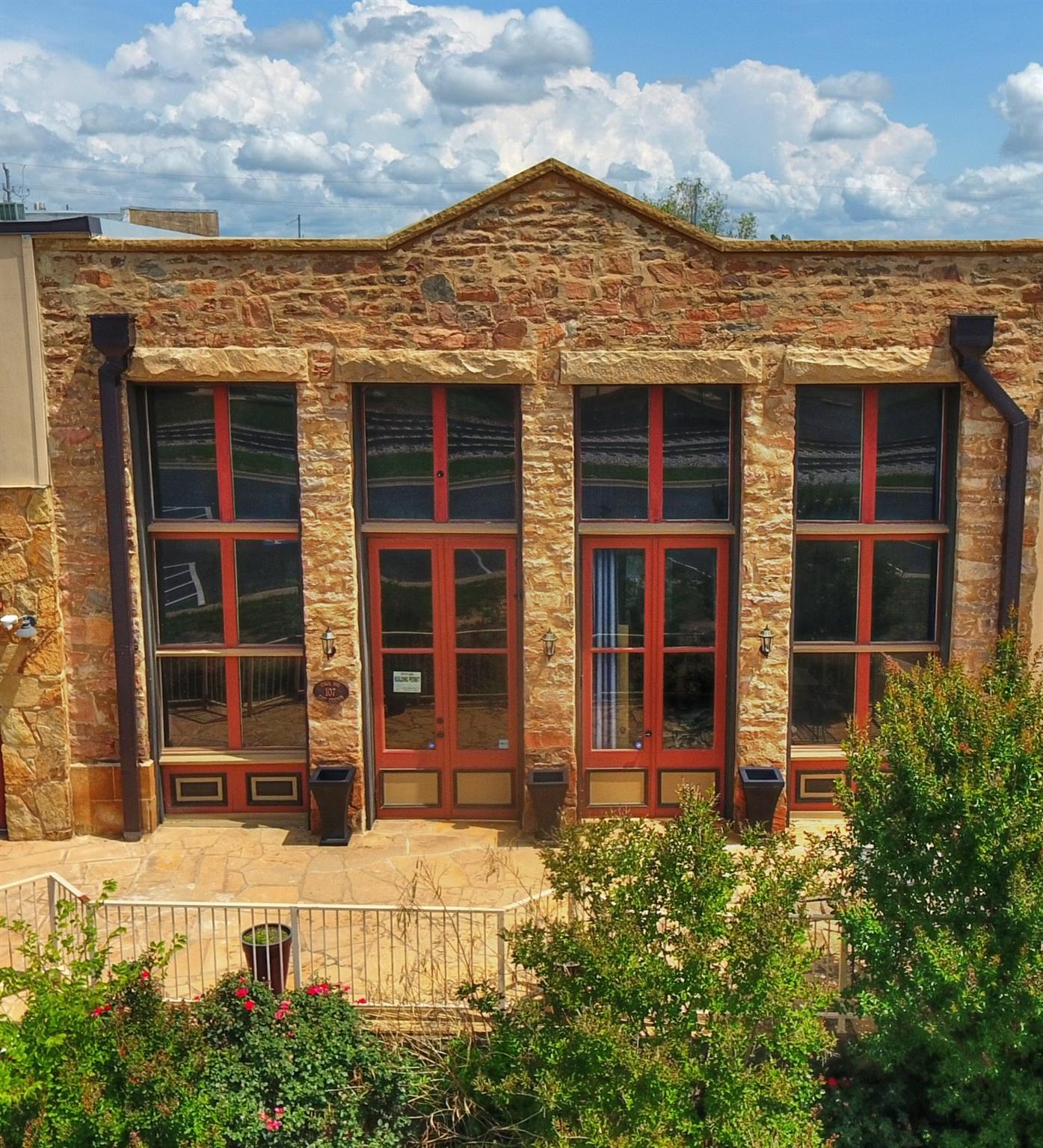 107 E Grayson St, Llano, TX 78643