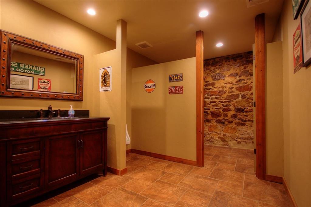 107 E Grayson St, Llano, TX 78643