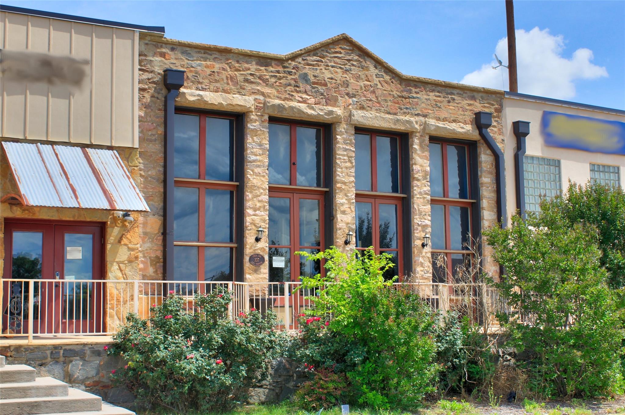 107 E Grayson St, Llano, TX 78643