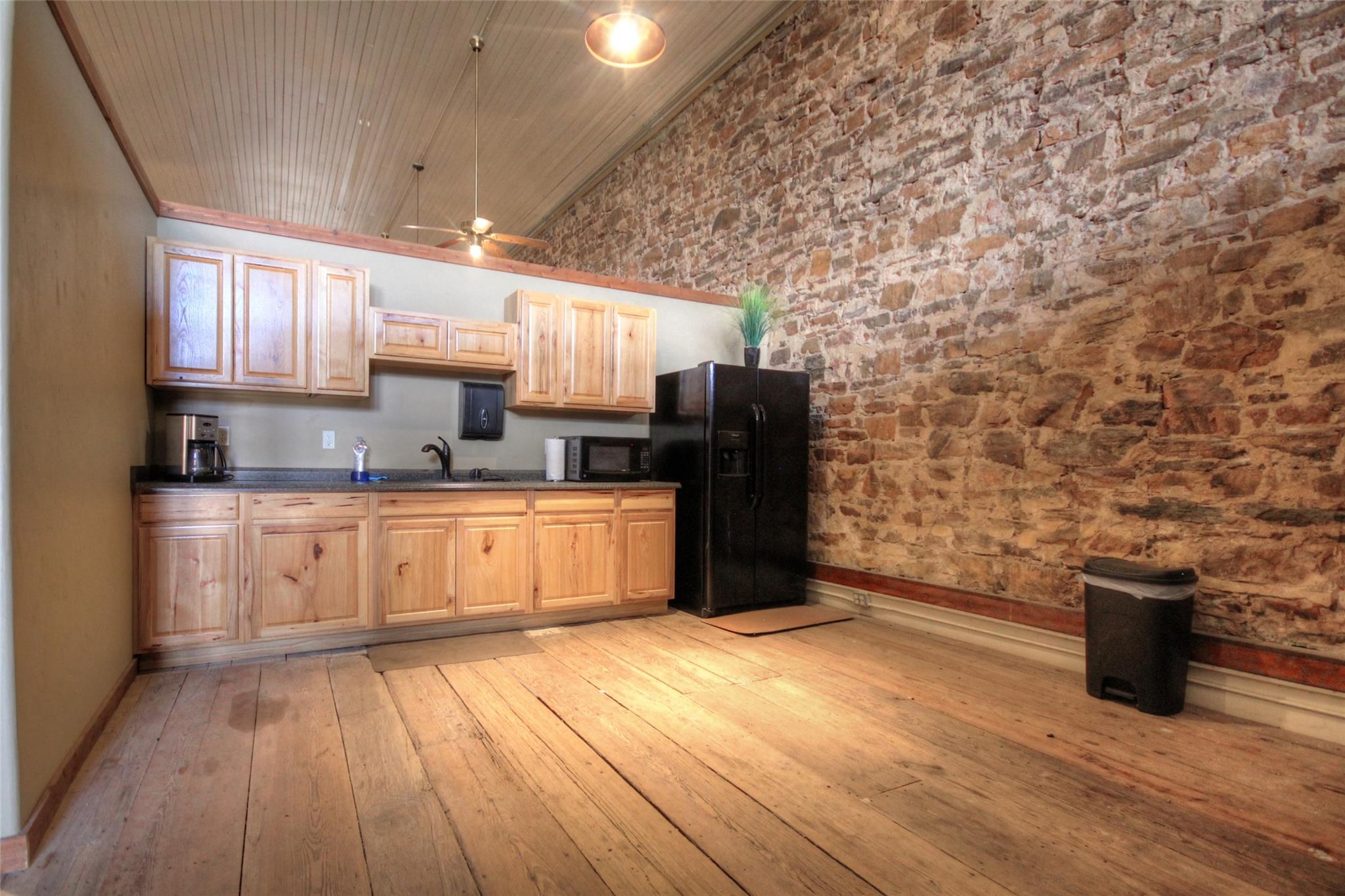 107 E Grayson St, Llano, TX 78643