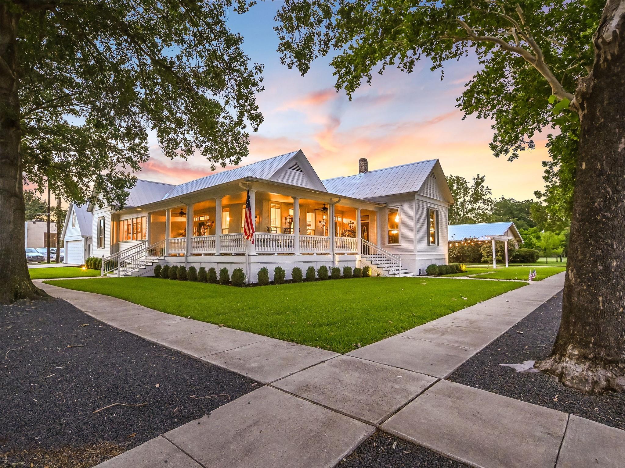 107 NE 4th St, Smithville, TX 78957