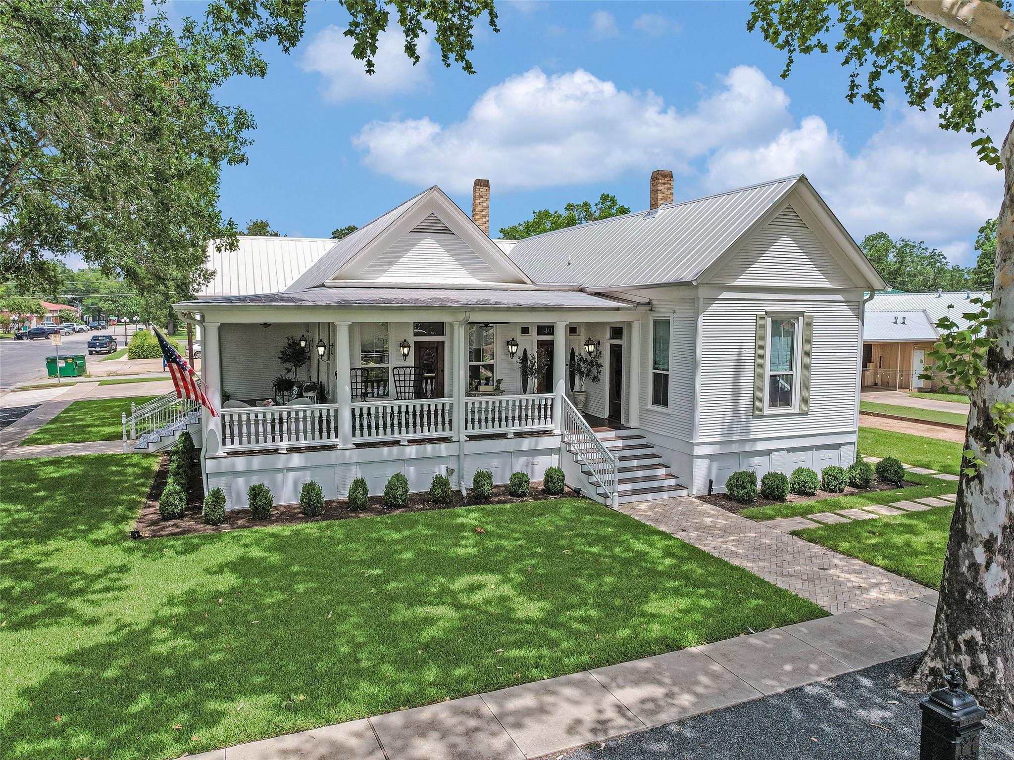 107 NE 4th St, Smithville, TX 78957