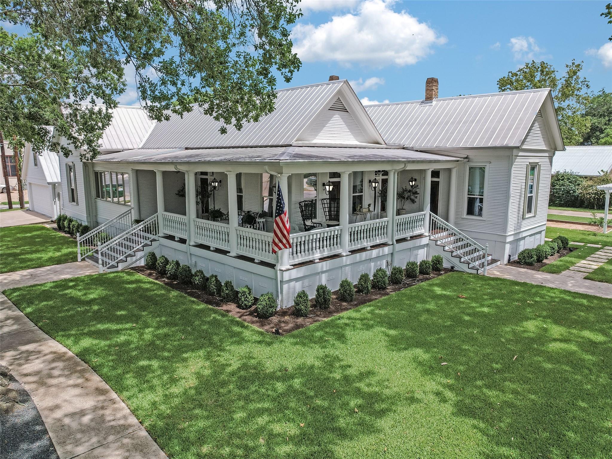 107 NE 4th St, Smithville, TX 78957