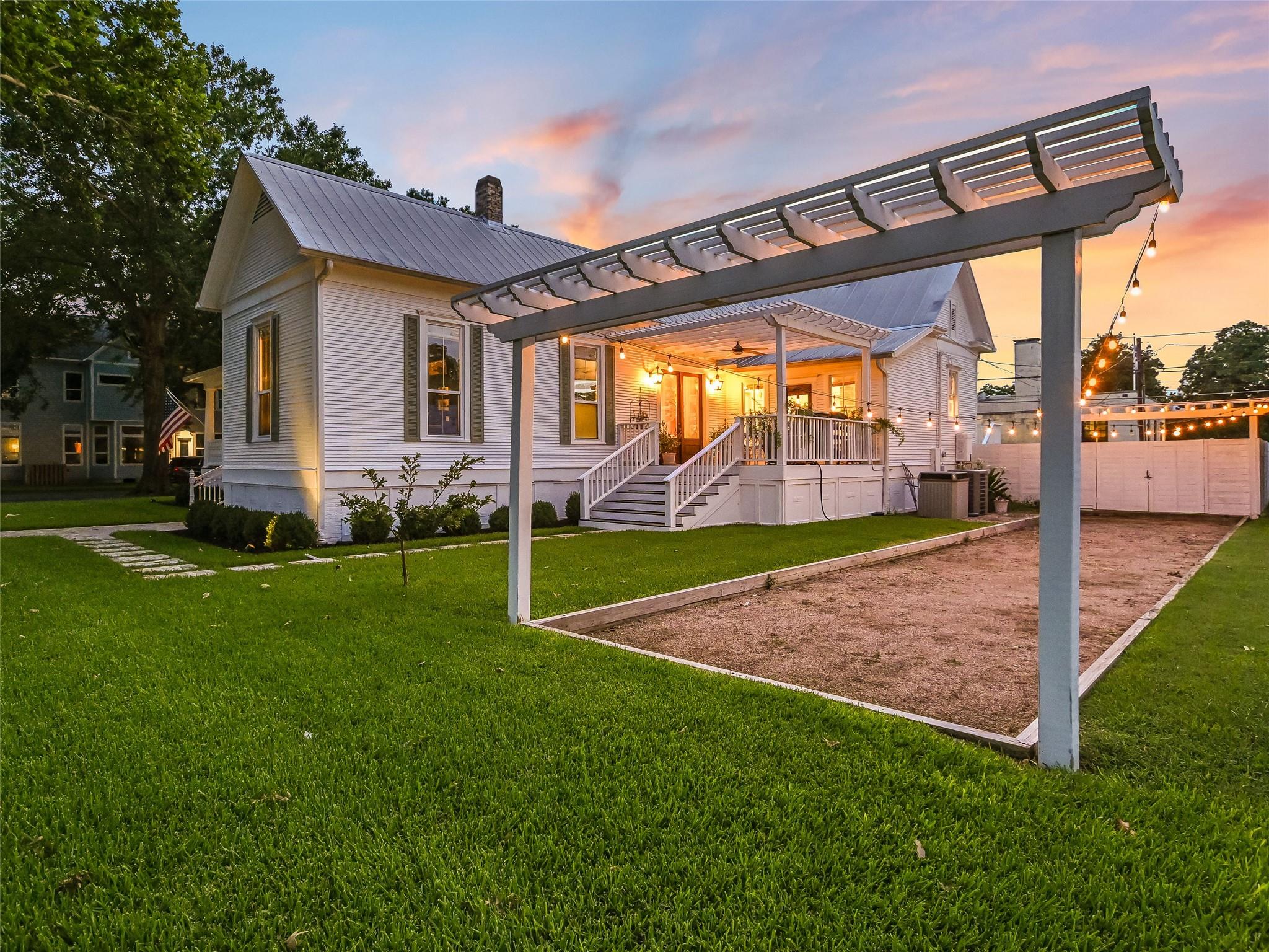 107 NE 4th St, Smithville, TX 78957