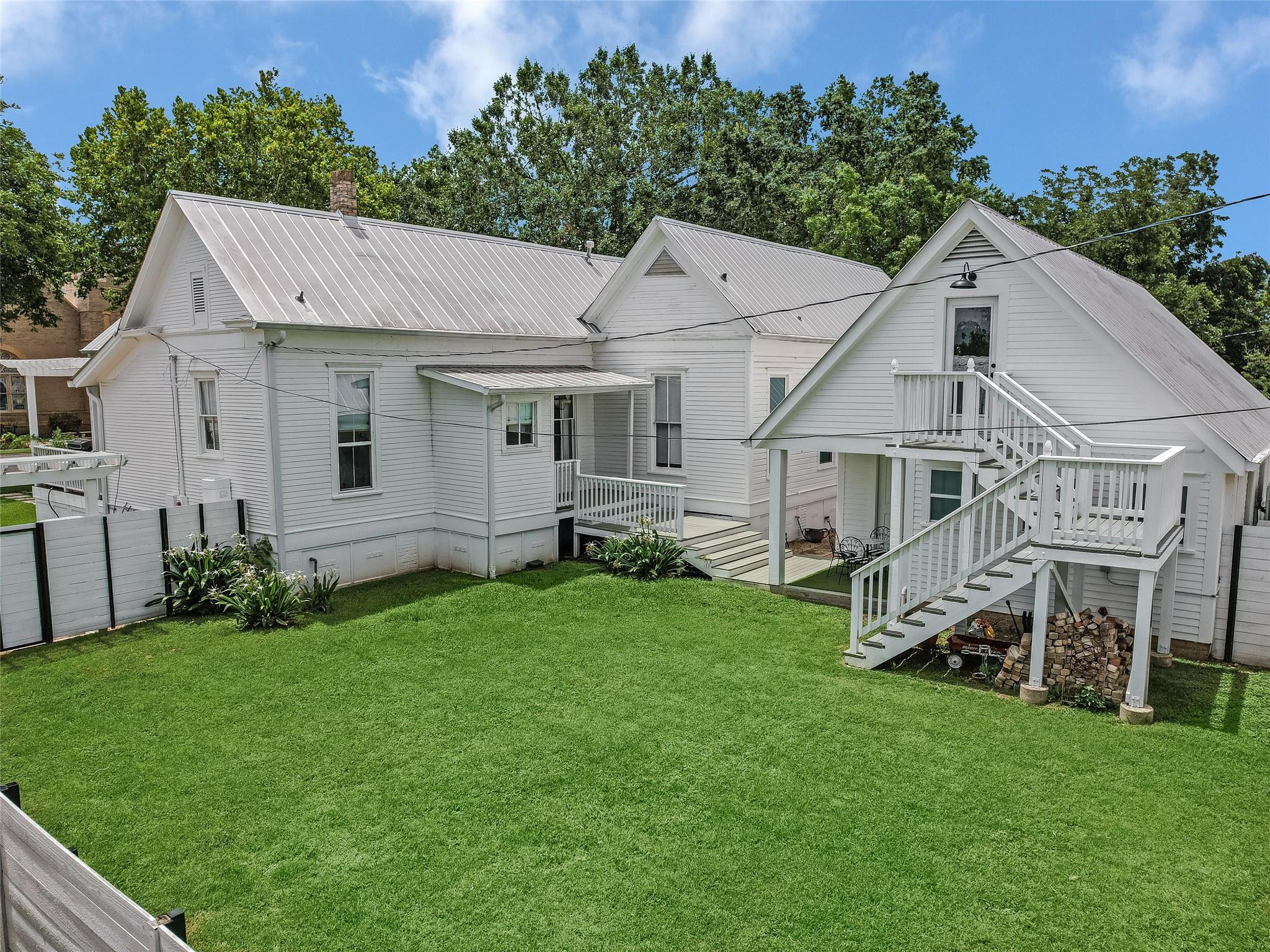 107 NE 4th St, Smithville, TX 78957