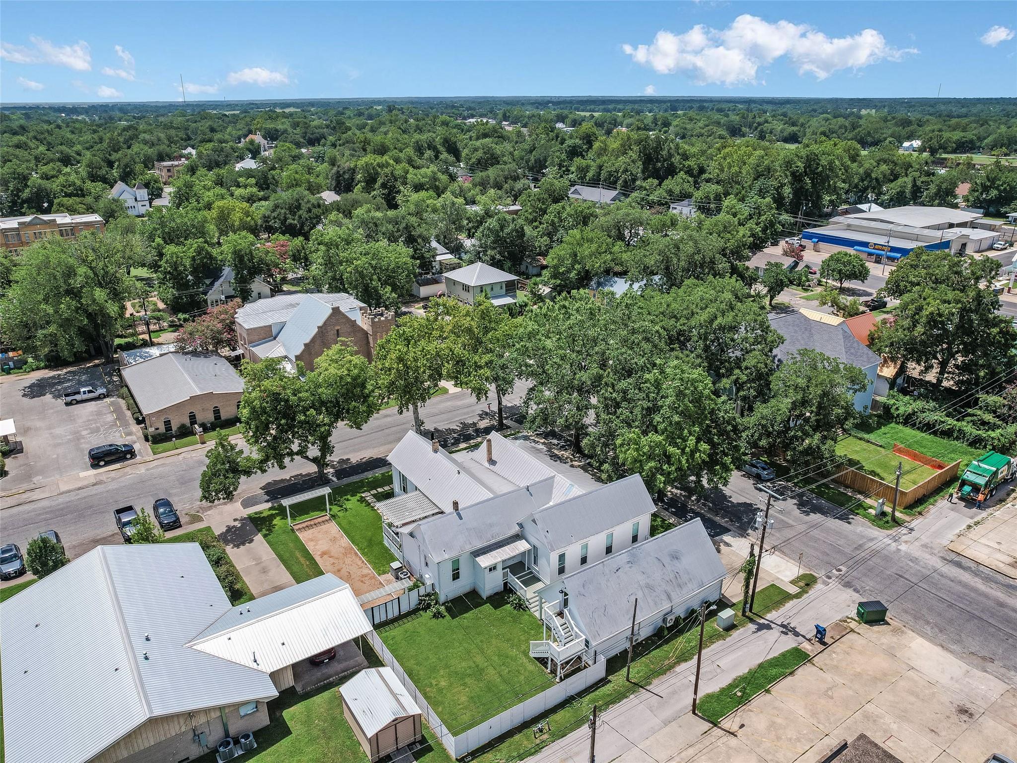 107 NE 4th St, Smithville, TX 78957