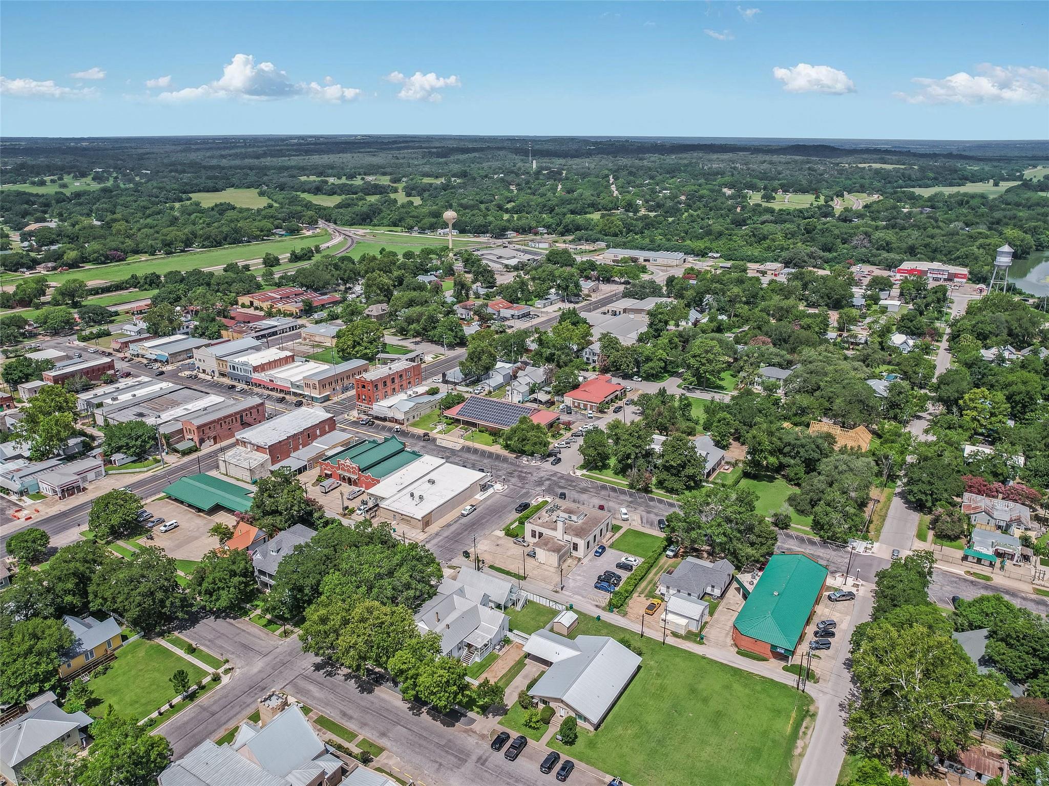 107 NE 4th St, Smithville, TX 78957