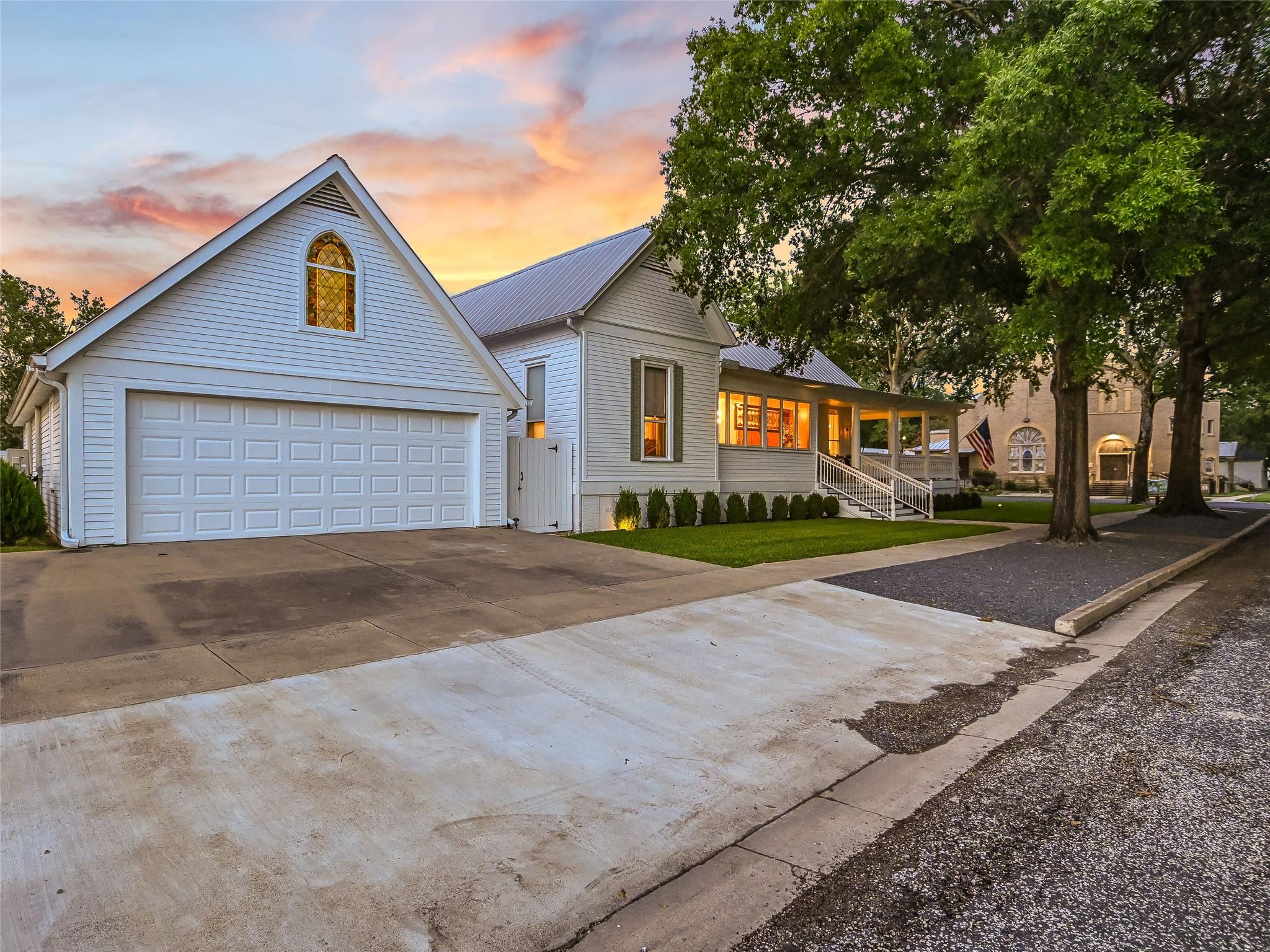 107 NE 4th St, Smithville, TX 78957