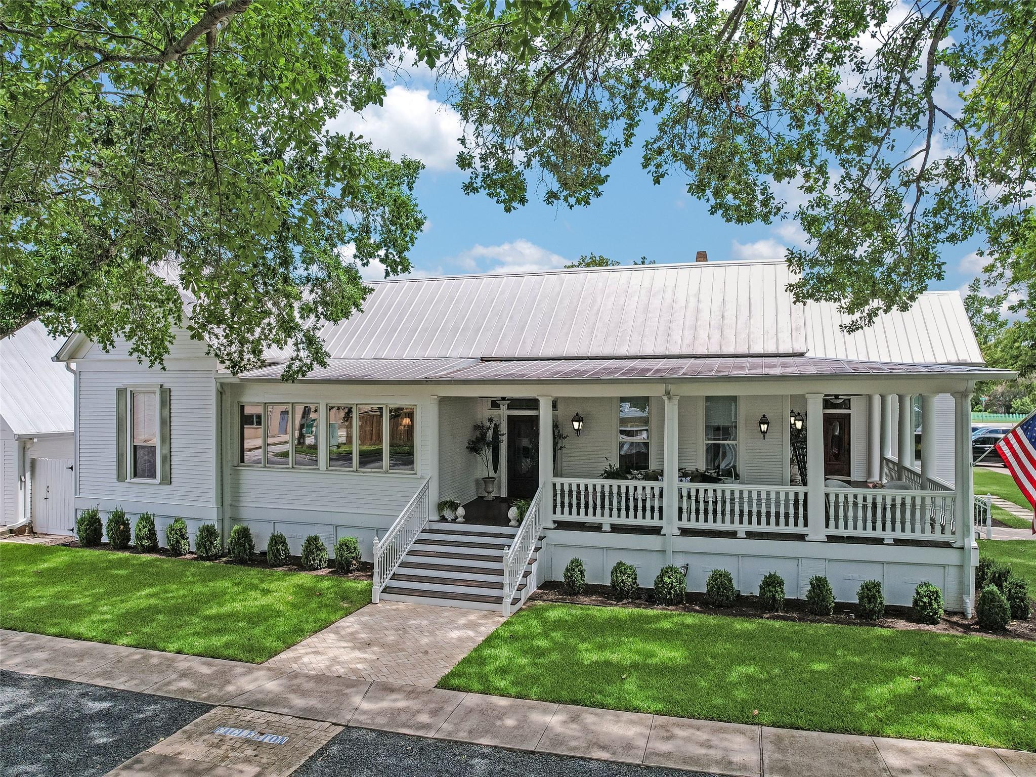 107 NE 4th St, Smithville, TX 78957
