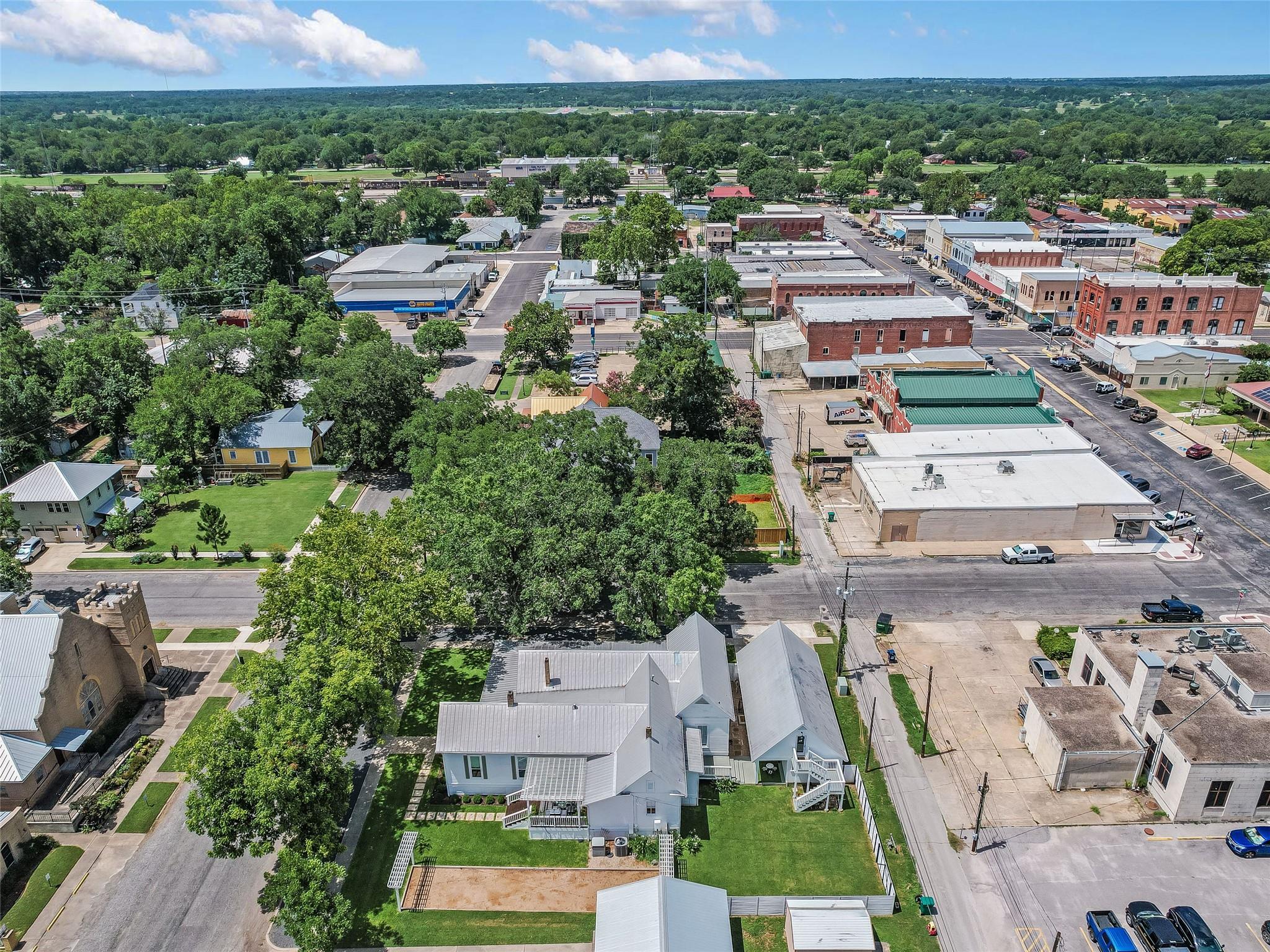 107 NE 4th St, Smithville, TX 78957