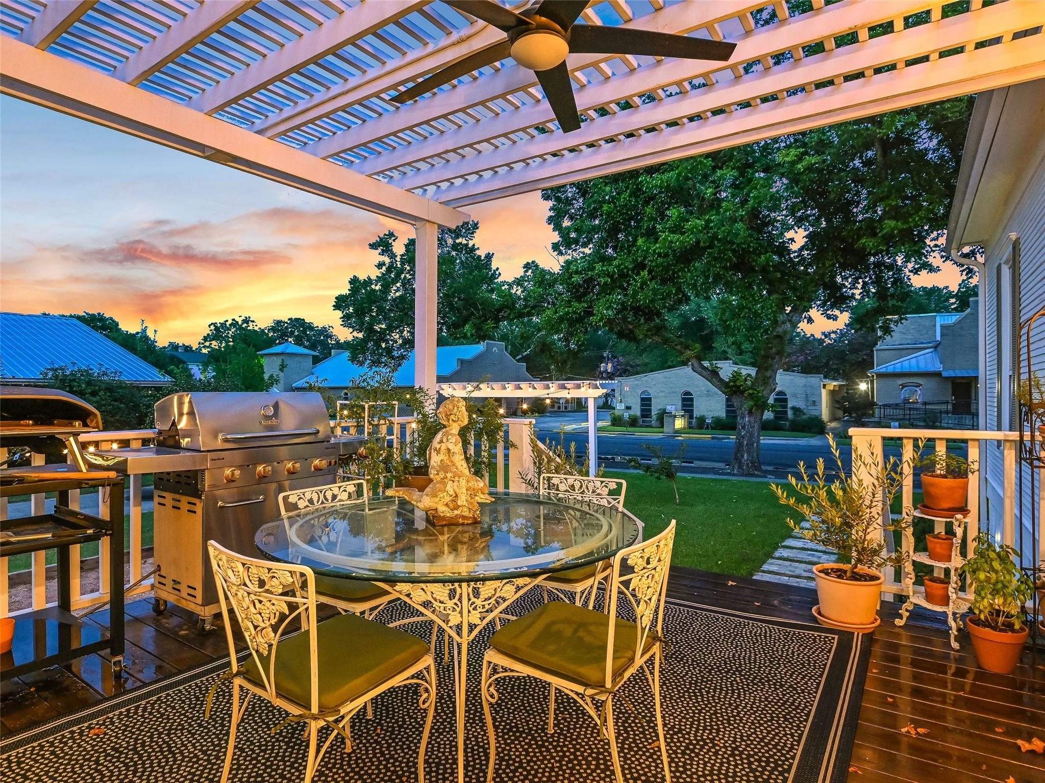 107 NE 4th St, Smithville, TX 78957