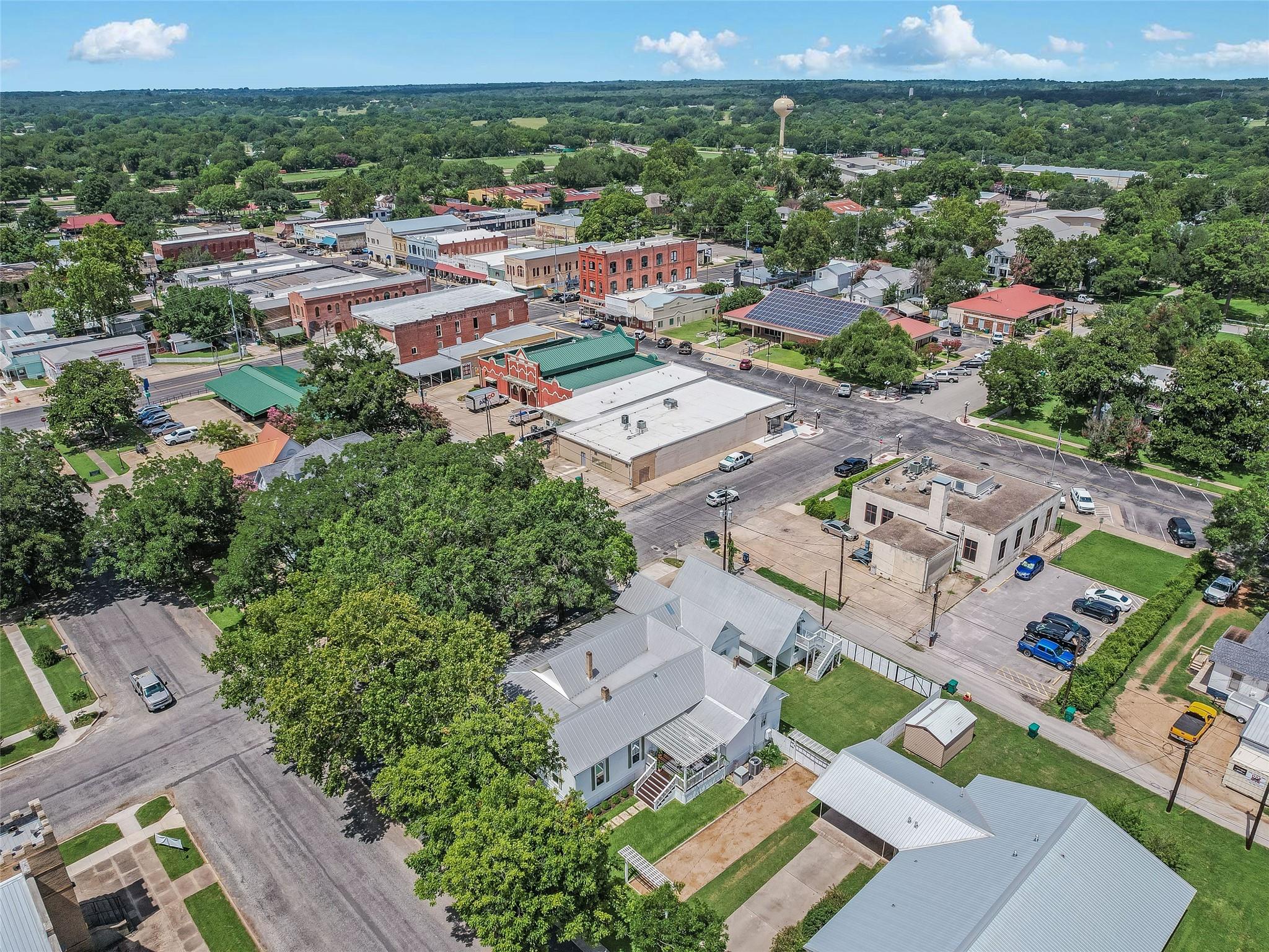 107 NE 4th St, Smithville, TX 78957