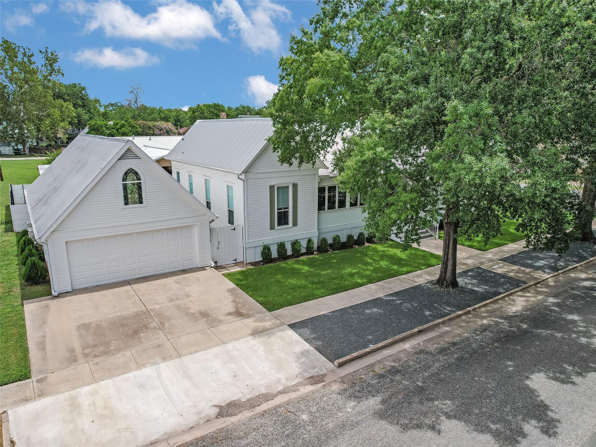 107 NE 4th St, Smithville, TX 78957