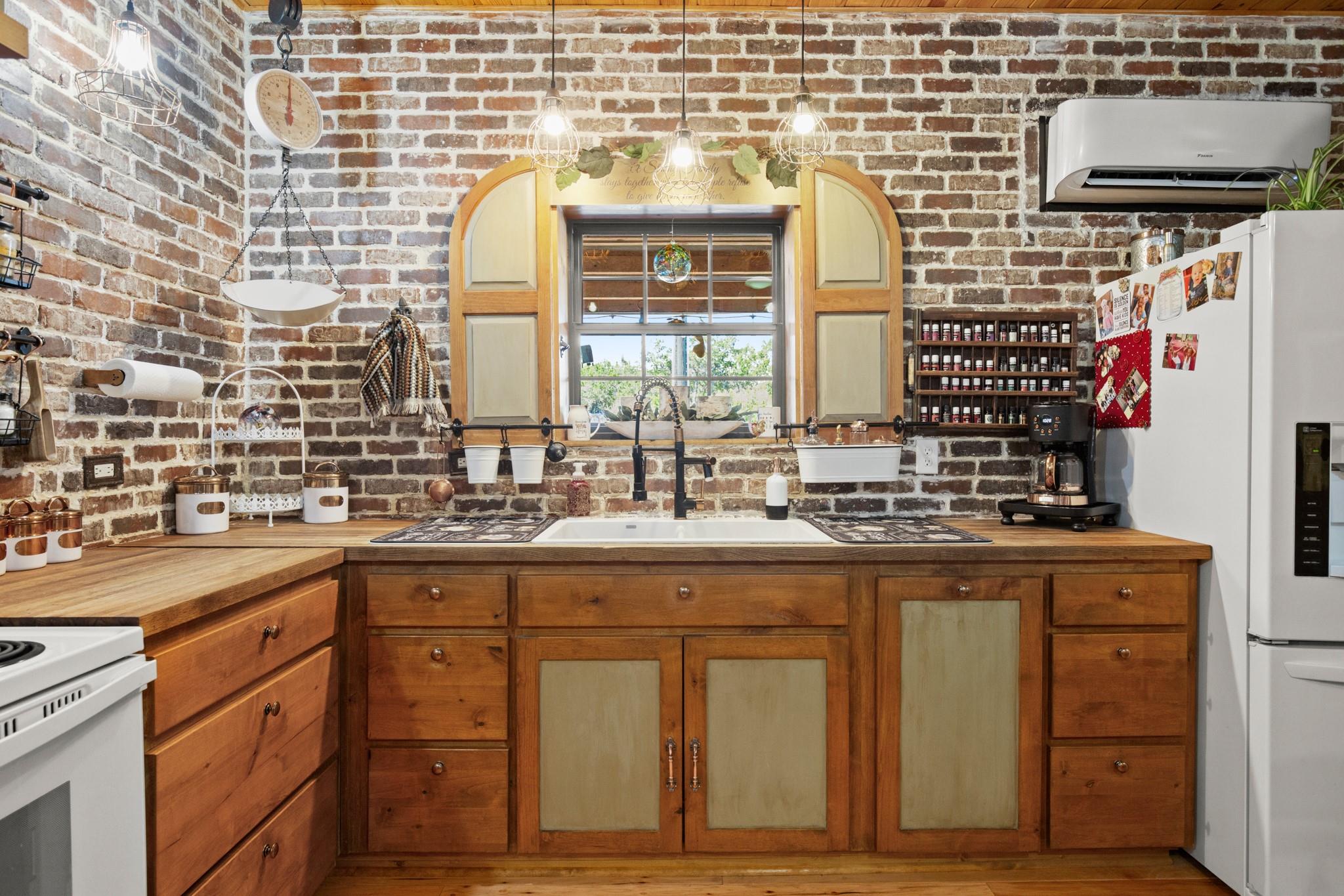 320 Pecan 3, Florence, TX 76527