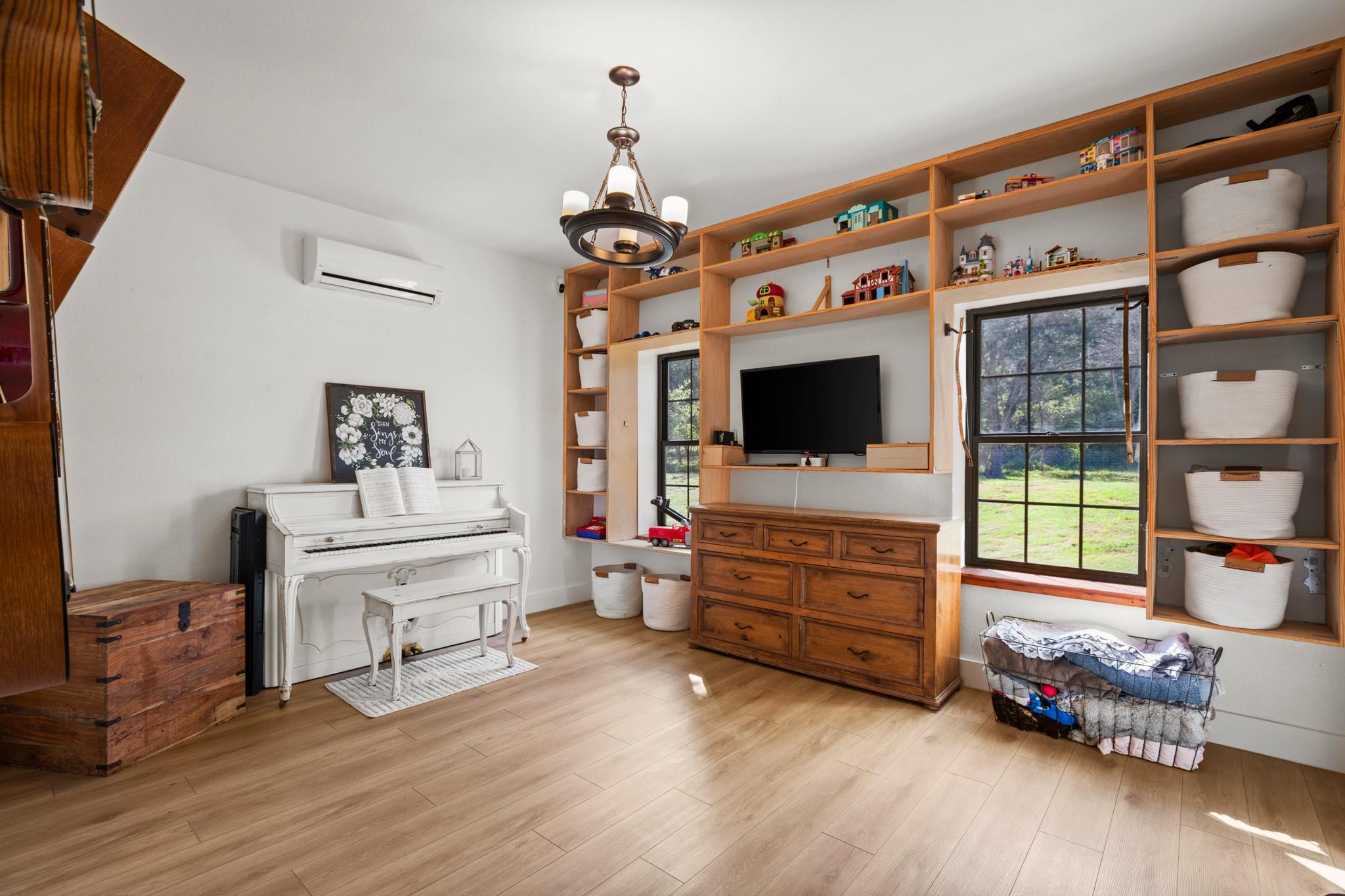 320 Pecan 3, Florence, TX 76527