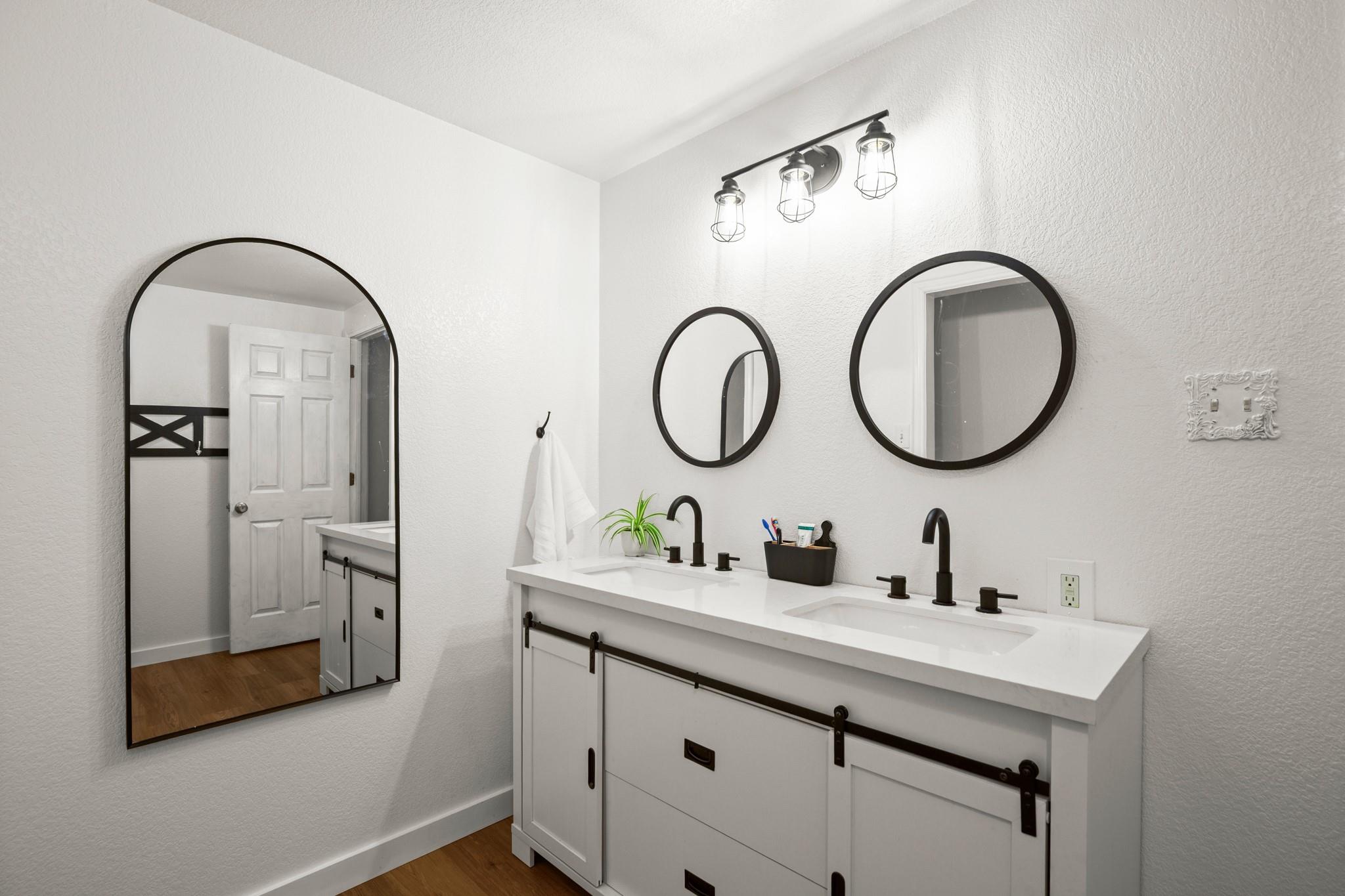 320 Pecan 3, Florence, TX 76527