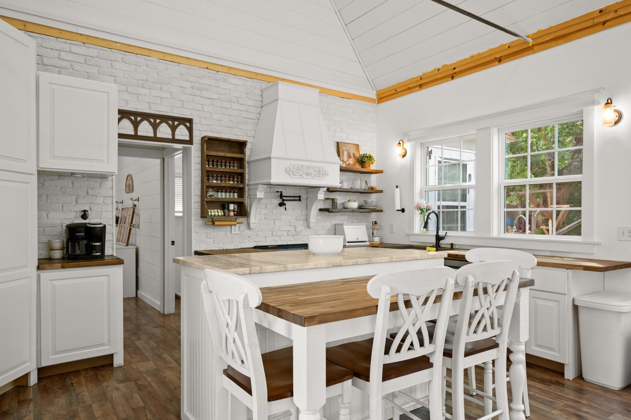 320 Pecan 3, Florence, TX 76527