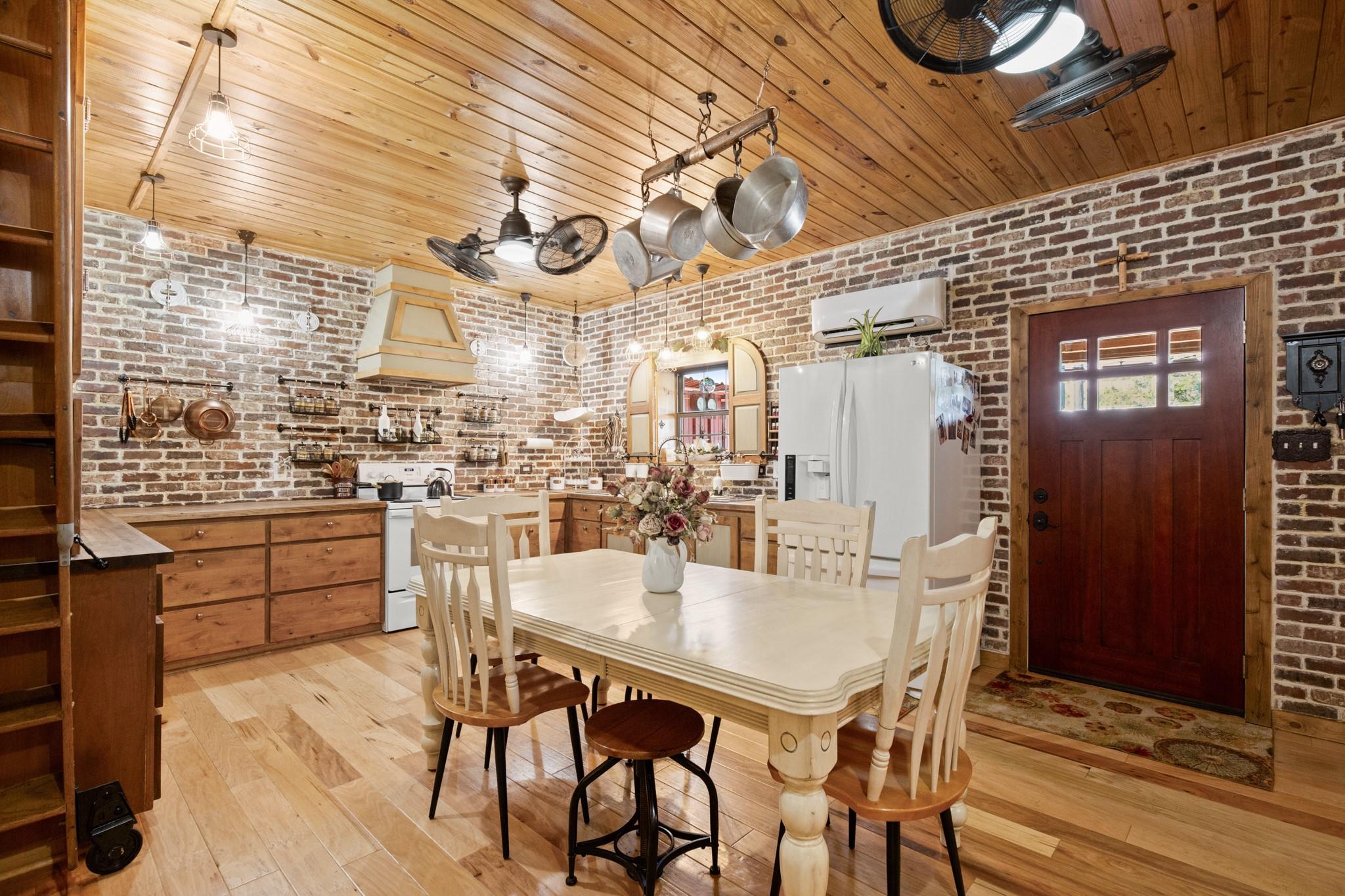 320 Pecan 3, Florence, TX 76527