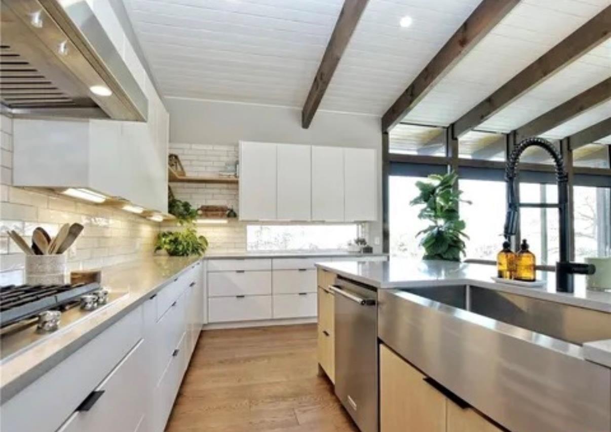 7300 Deepwood Dr, Lago Vista, TX 78645