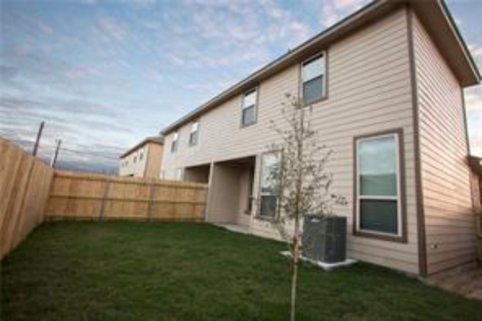143 Lakeview Ct, Kyle, TX 78640