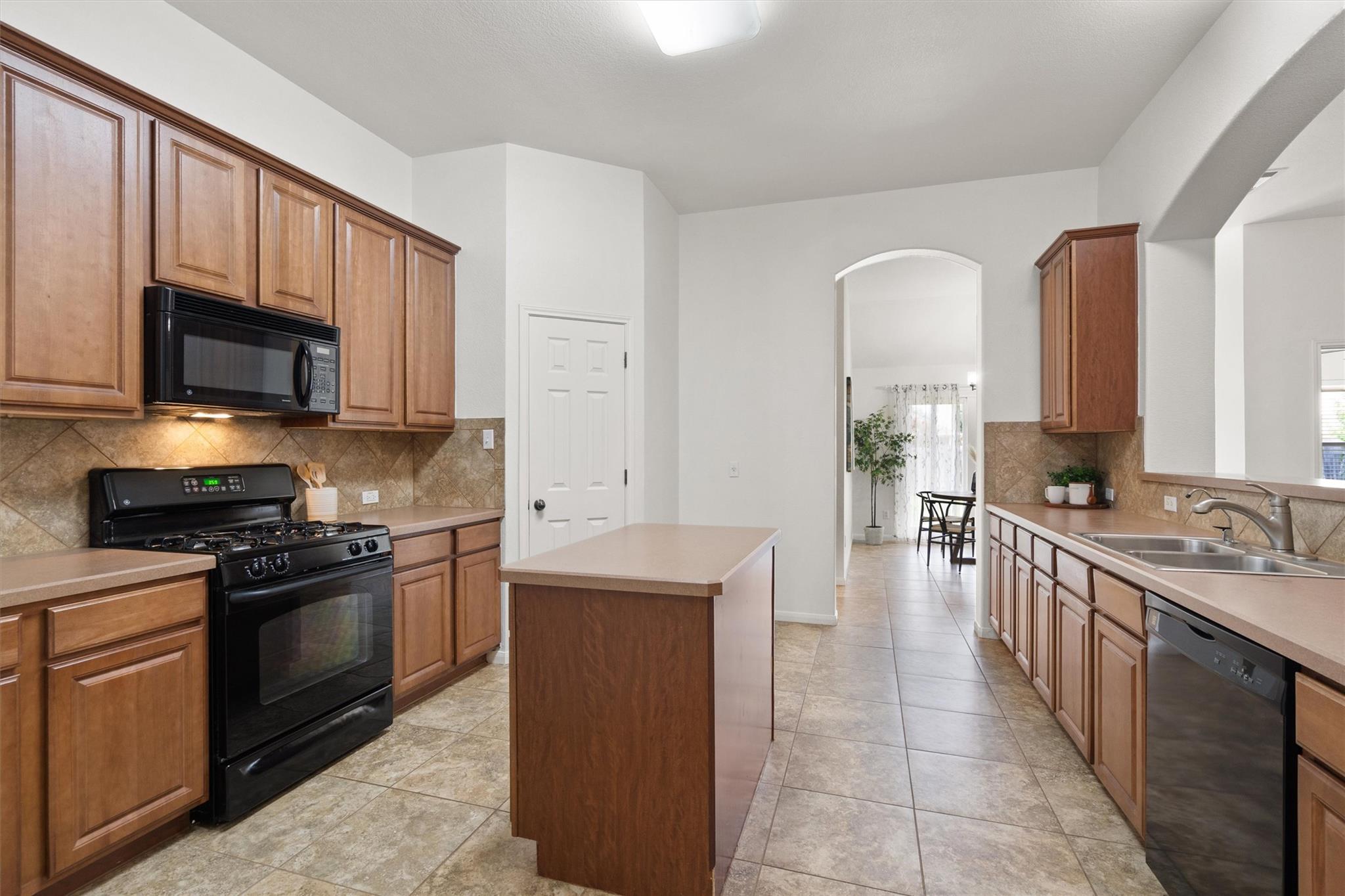802 Meadow Bluff Ct, Round Rock, TX 78665