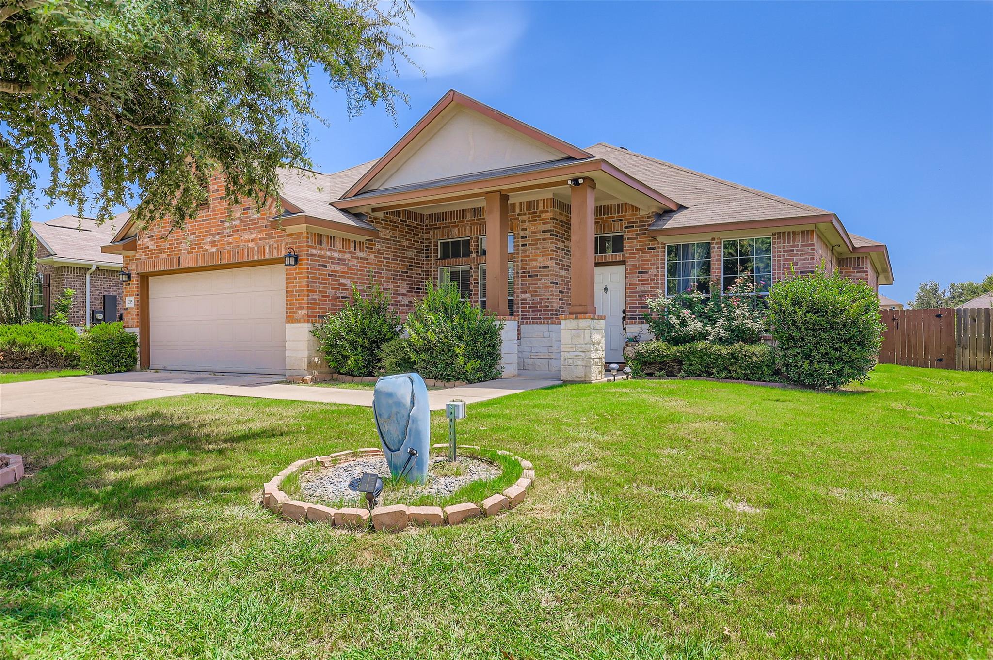 215 Hendelson Ln, Hutto, TX 78634