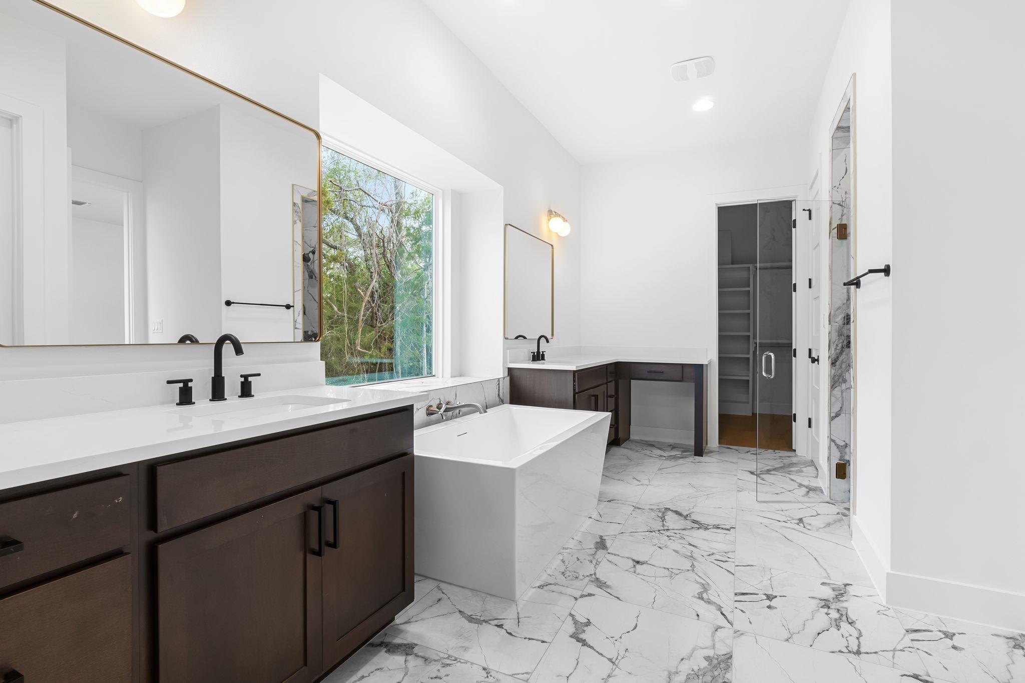 526 Coventry Rd, Spicewood, TX 78669