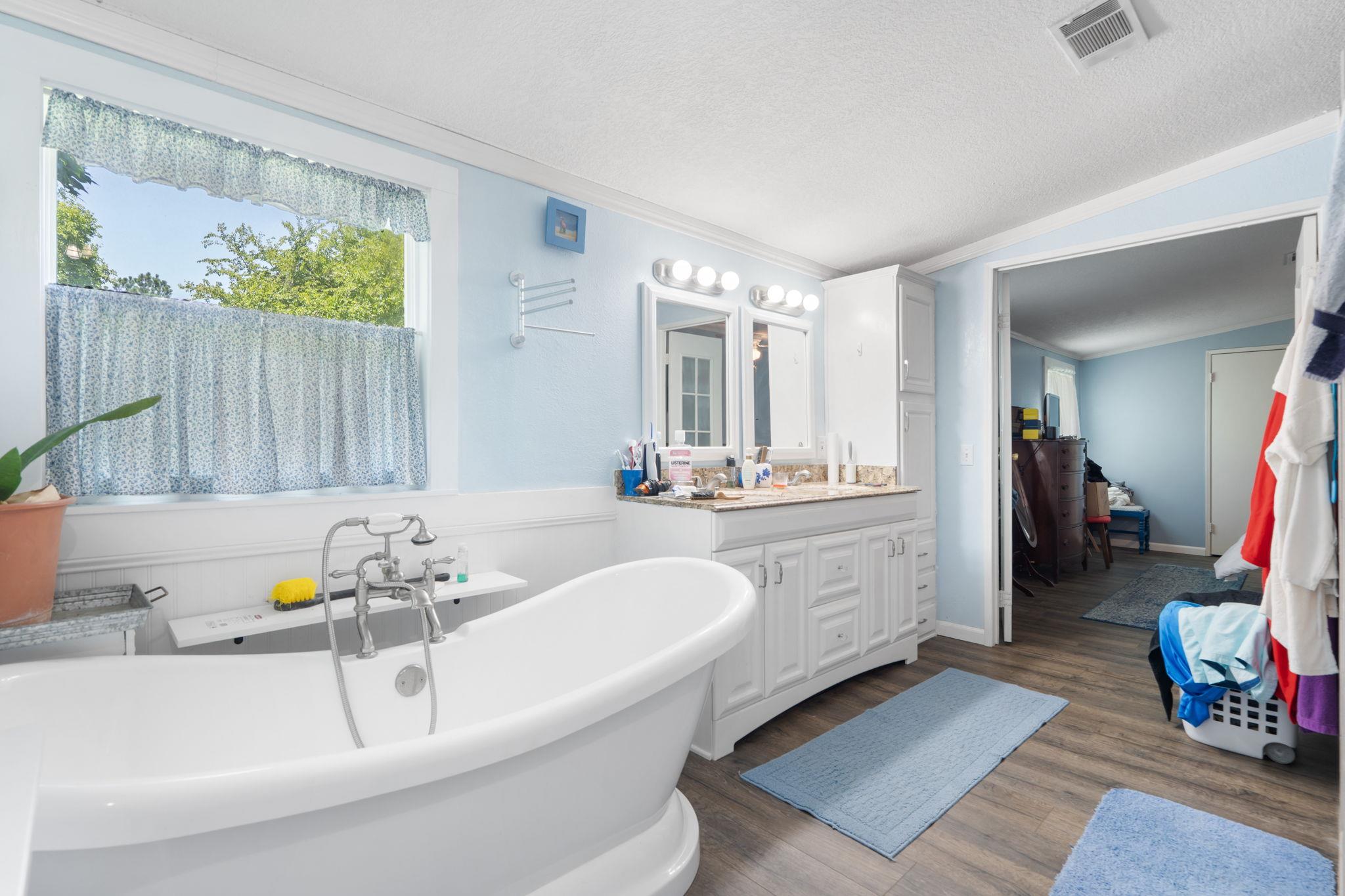 327 Laura Ln, Bastrop, TX 78602