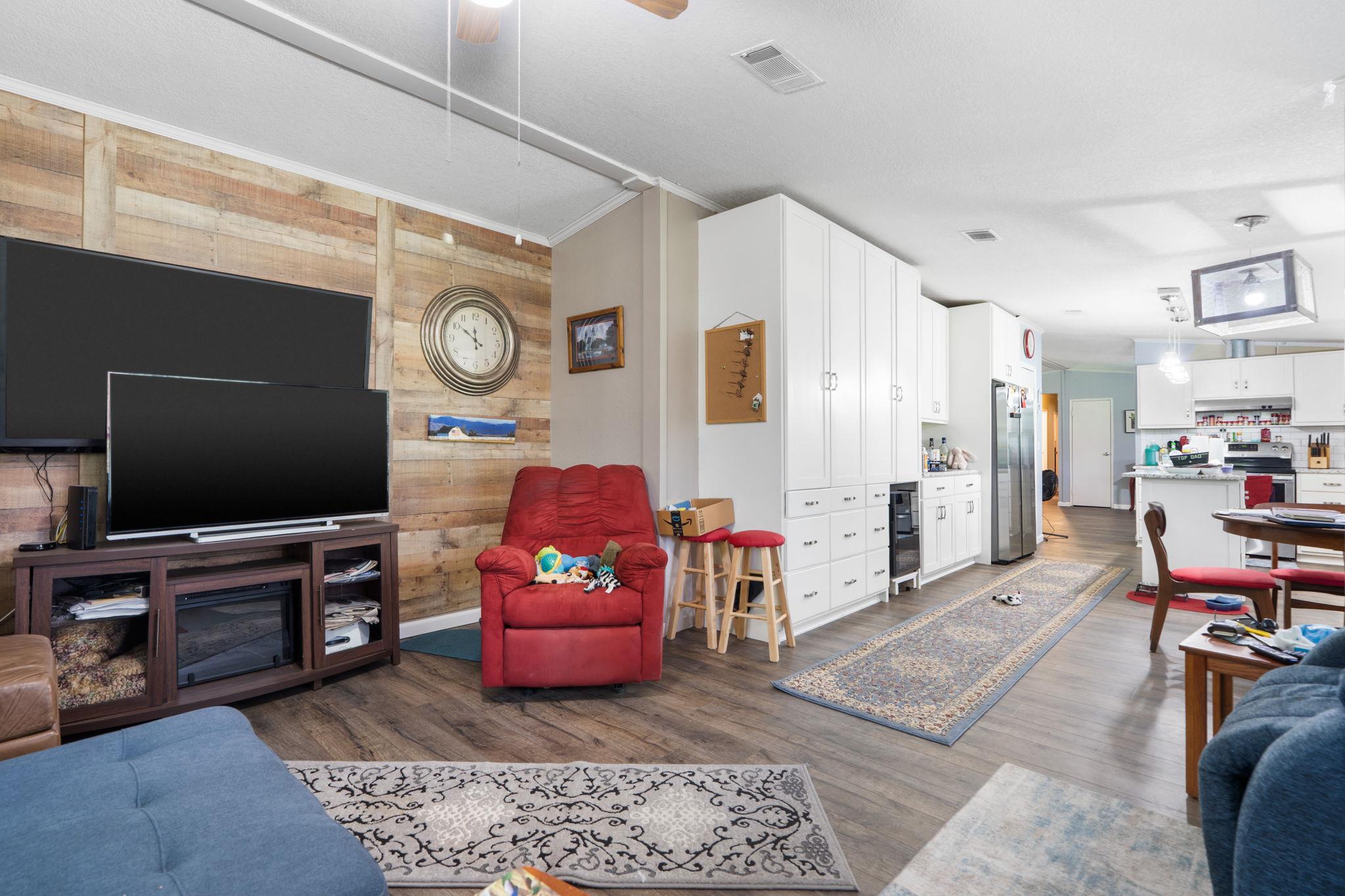 327 Laura Ln, Bastrop, TX 78602