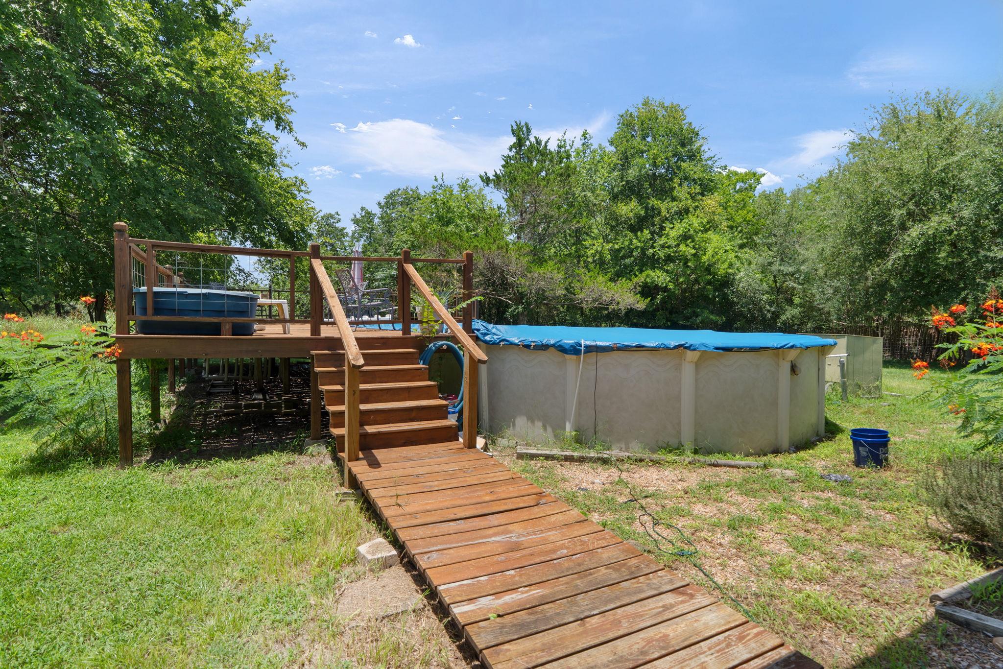 327 Laura Ln, Bastrop, TX 78602