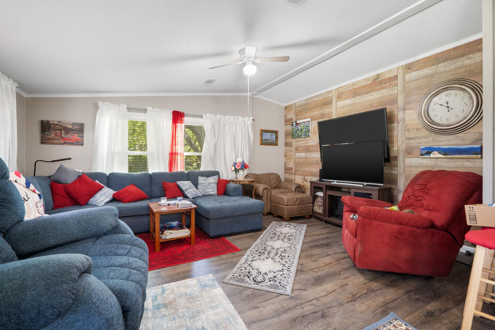 327 Laura Ln, Bastrop, TX 78602