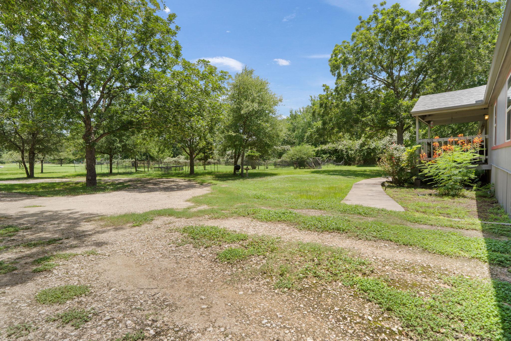 327 Laura Ln, Bastrop, TX 78602