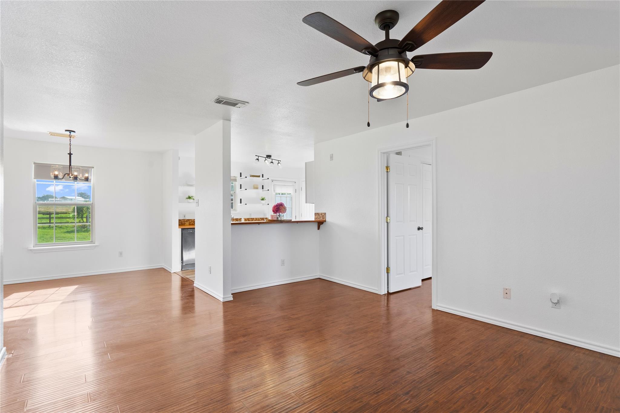 150 Evangeline Ln, Hutto, TX 78634