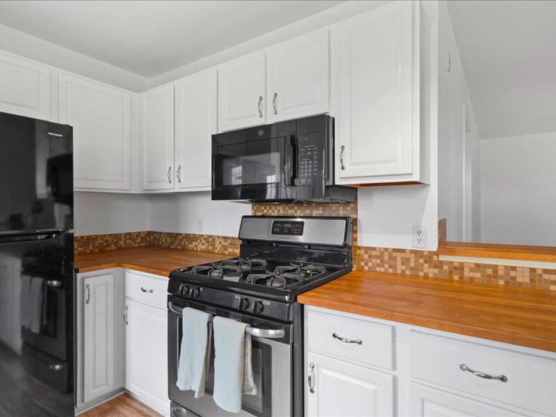 150 Evangeline Ln, Hutto, TX 78634