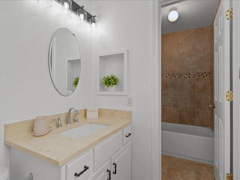 150 Evangeline Ln, Hutto, TX 78634