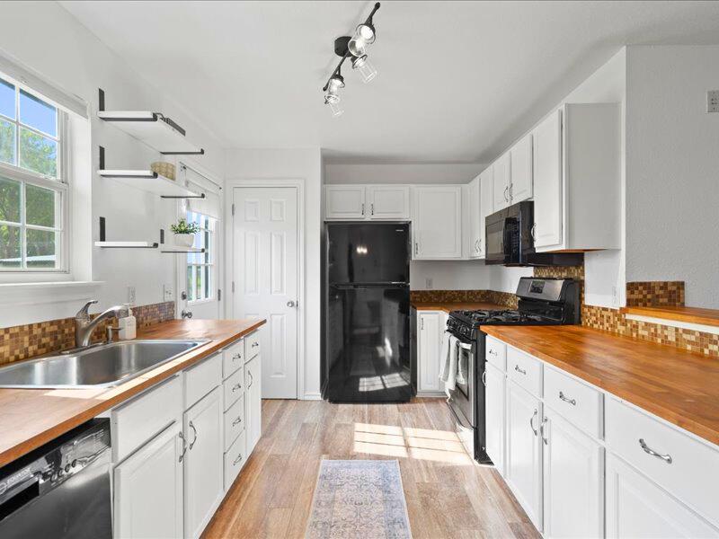 150 Evangeline Ln, Hutto, TX 78634