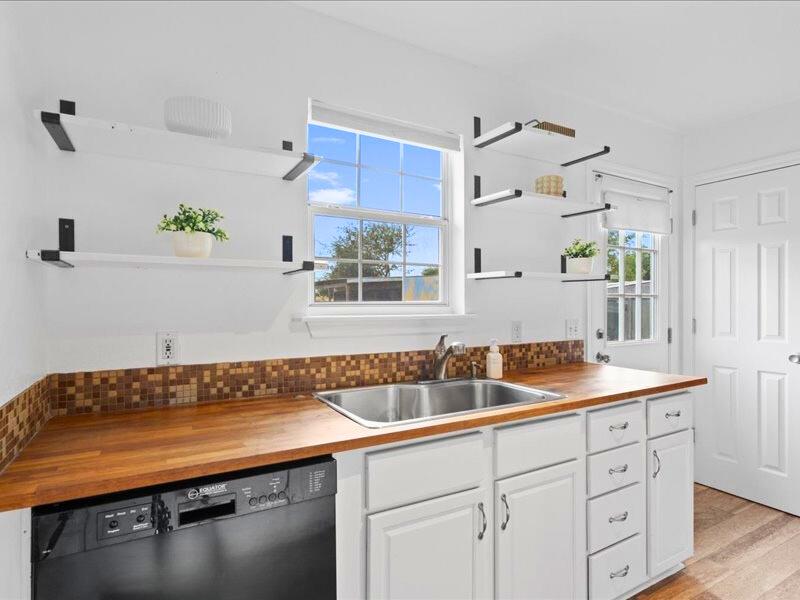 150 Evangeline Ln, Hutto, TX 78634