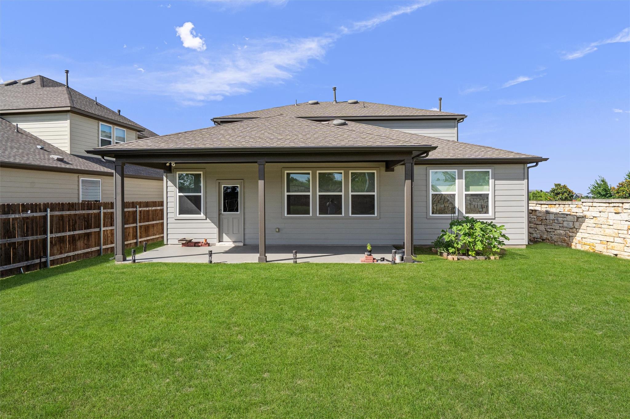 213 Stinchcomb Rd, Hutto, TX 78634