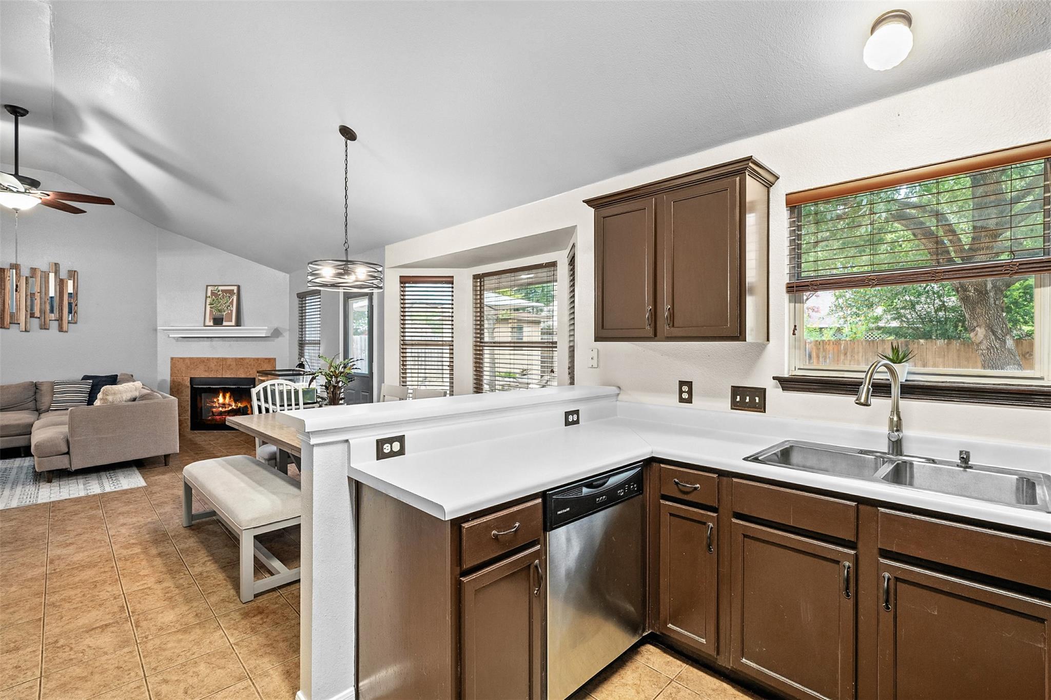 113 MEADOWSIDE Dr, Hutto, TX 78634