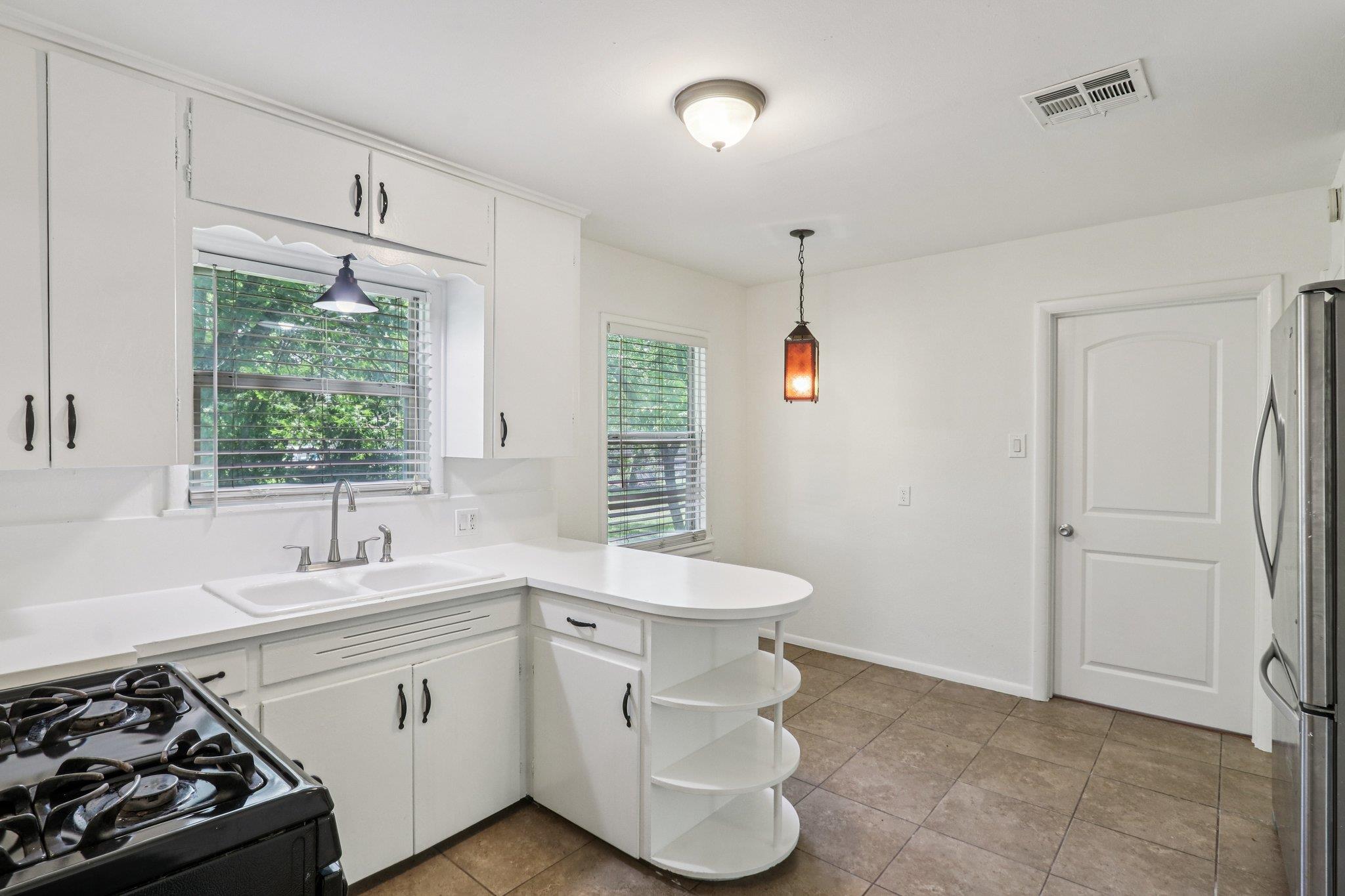 1202 Debus Dr, Taylor, TX 76574