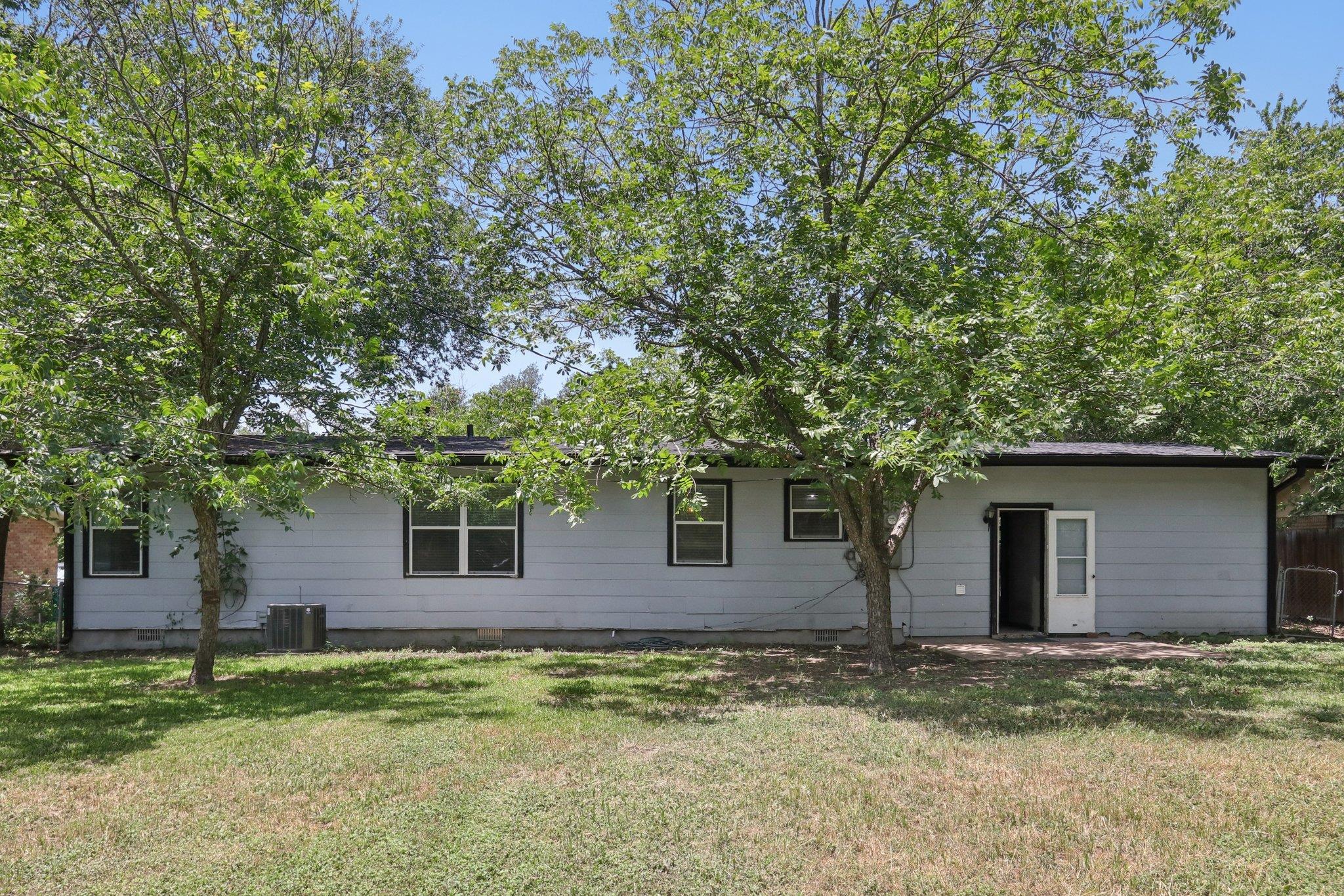 1202 Debus Dr, Taylor, TX 76574