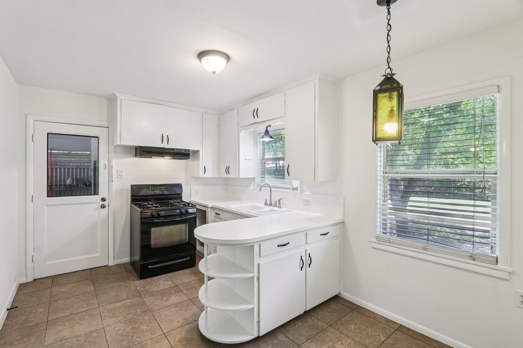 1202 Debus Dr, Taylor, TX 76574