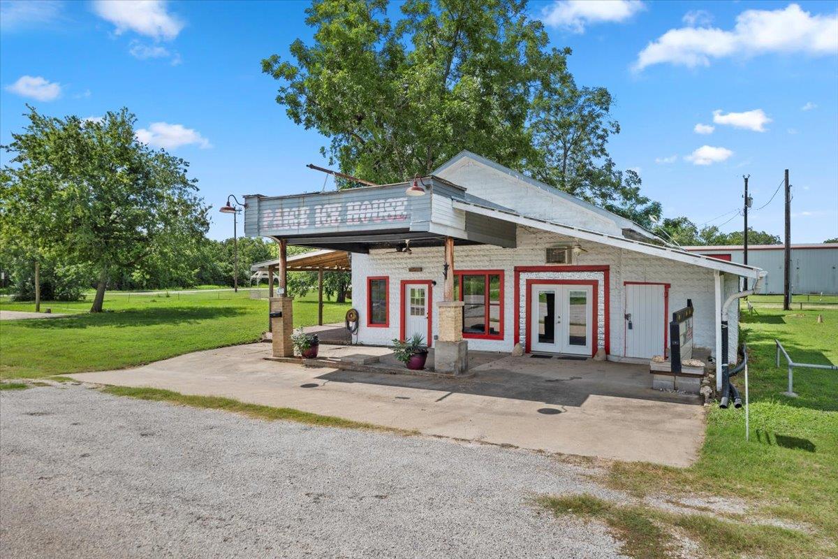 277 Old Highway 20 E, Paige, TX 78659