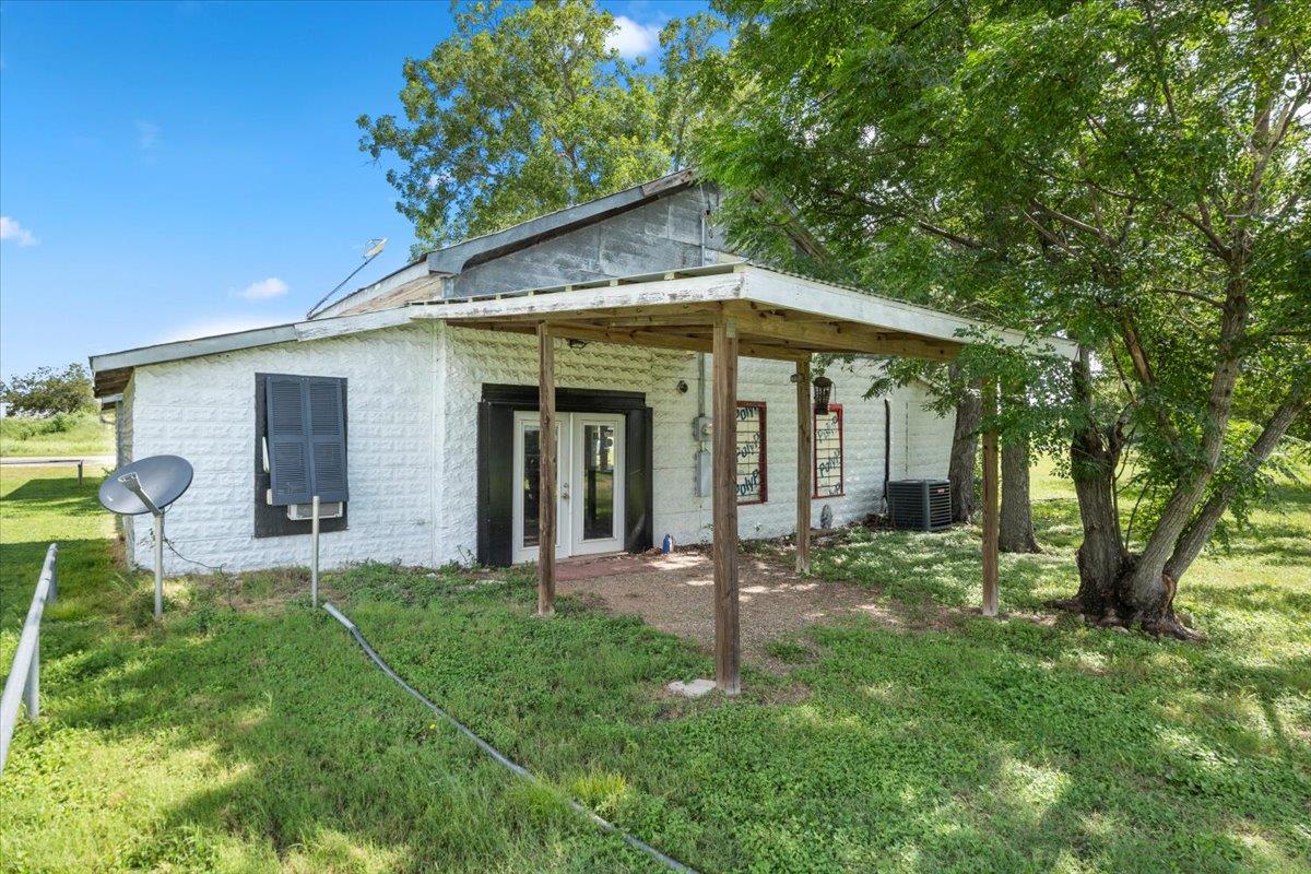 277 Old Highway 20 E, Paige, TX 78659