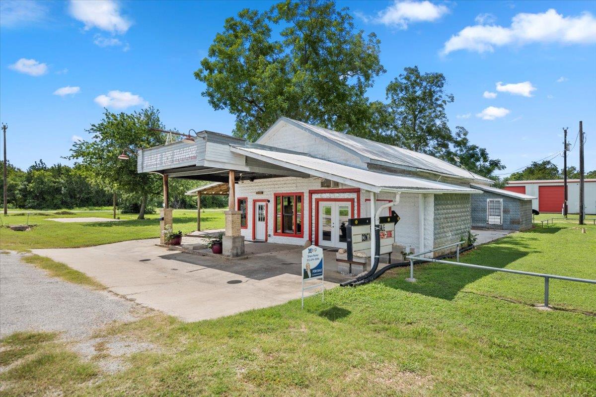 277 Old Highway 20 E, Paige, TX 78659