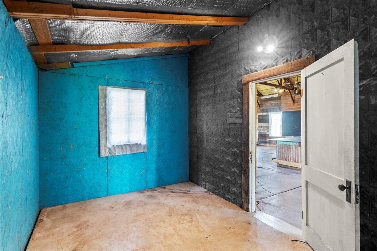 277 Old Highway 20 E, Paige, TX 78659